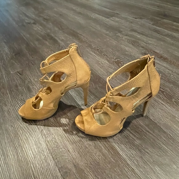 Jennifer Lopez Gladiator Sandle 5M - Picture 8 of 9